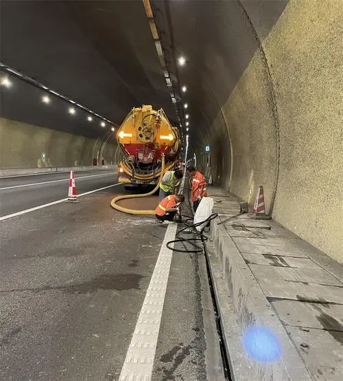 湘潭隧道排水渠清淤